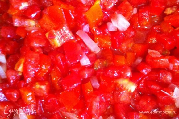 Добавить помидоры с перцем болгарским и тушить около 5-7 минут.