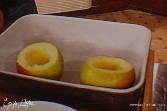 Форму для запекания обильно смазать маслом. С яблок срезать верхушку, вырезать сердцевину с мякотью.