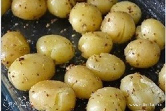 В пиале перемешать оливковое масло и горчицу, залить смесью картофель, перемешать, чтобы покрыть смесью весь картофель.
