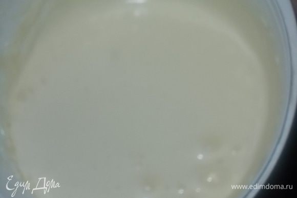 Яйцо растереть с сахаром добела, добавить масло и муку до мягкого теста.