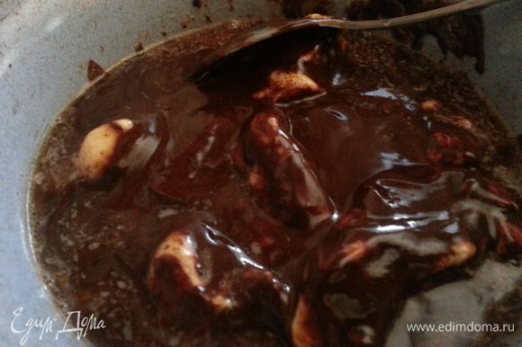 Шоколад ломаем на кусочки и вместе со сливочным маслом топим на водяной бане.