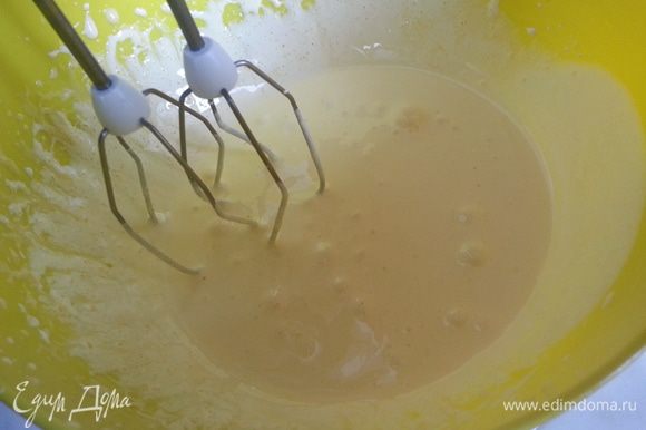 Разделяем яйца на белки и желтки. Желтки взбиваем миксером с 75 г сахара. Желтки должны побелеть и увеличиться в объеме в два раза.