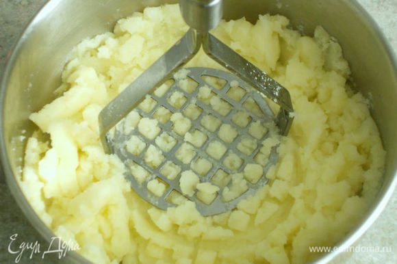 Из сваренного картофеля и кусочка масла приготовьте пюре, остудите его.