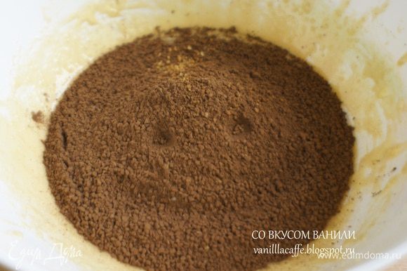 Добавить молотый миндаль, просеянный какао-порошок и щепотку соли. Перемешать.