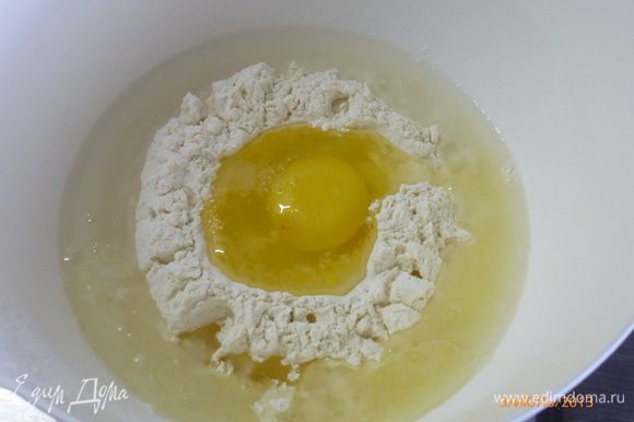 Для теста просеиваем муку горкой, делаем углубление и добавляем туда яйцо, 1 ст.л масла , соль и воду. Замешиваем тесто.