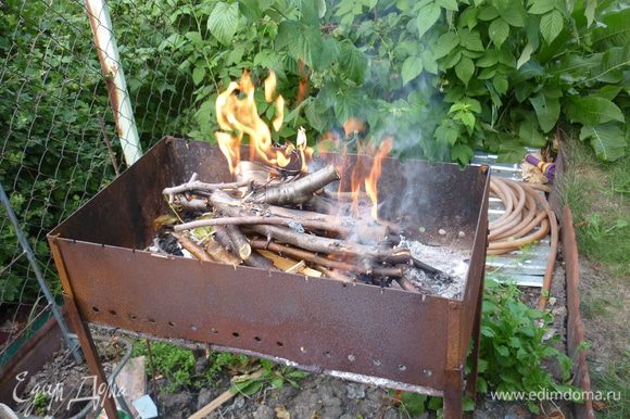 Разжигаем костер в мангале. лучше брать не угли, сделанные неизвестно из чего, а сделать дровишки фруктовые, ароматные, без сосновой смолы