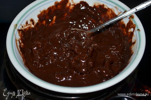 Растопить шоколадные капли на паровой бане. Добавить молоко. Перемешать. Вылить шоколад растопленный в тесто и перемешать. Добавить подсушенные и измельченные орехи.