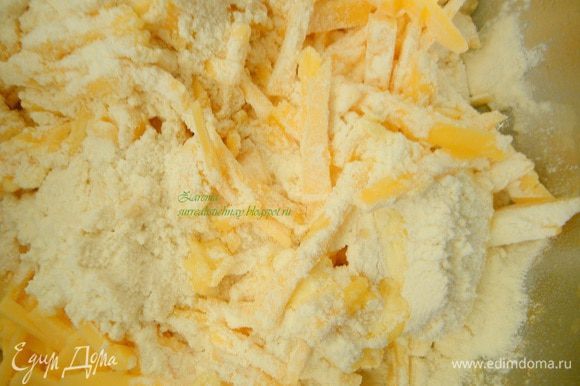 Первым делом готов печенье из сыра: для этого разогреваем духовой шкаф до 200С. Трем или режим крупно наш сыр, просеиваем муку и добавляем масло. Замешиваем тесто.