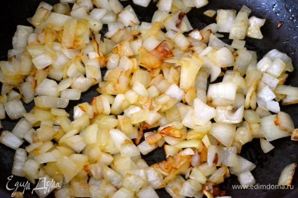 На сковороде, где обжаривался бекон, начинаем обжаривать лук. Как только лук приобретет золотистый цвет, перекладываем его к бекону, а на сковороду кладем сосиски и даем им немного поджариться - совсем чуть-чуть.