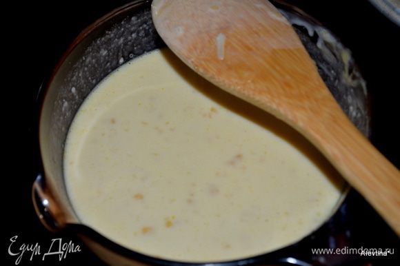 В отдельной емкости смешать суп пюре и молоко. Поставим на средний огонь и помешивать. Затем добавить 1/4 стак. сыр Пармезан,чесночный порошок, соль и черный перец. Перемешать все до однородной консистенции.