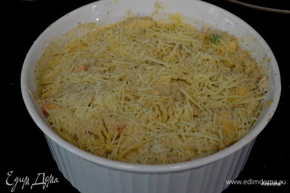 В большом жаропрочном блюде перемешать спагетти с овощами, индюшатину, суп с молоком и сыром. Сверху выложить сыр Пармезан и хлебную крошку. Поставить в духовку на 30 мин.