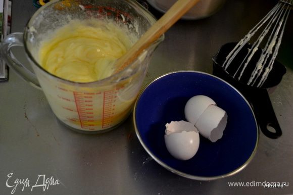 Взбить сахар с маслом комнатной тем-ры до кремового состояния. Добавить яйца и ванилин. Затем молоко и яблочный соус-пюре.