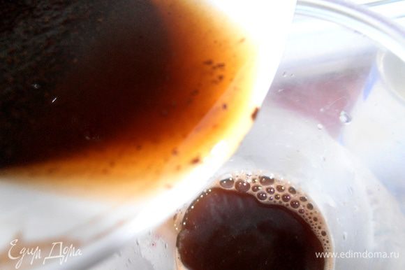 Переливаем постоявший кофе в чашу блендера или просто в бОльшую ёмкость...