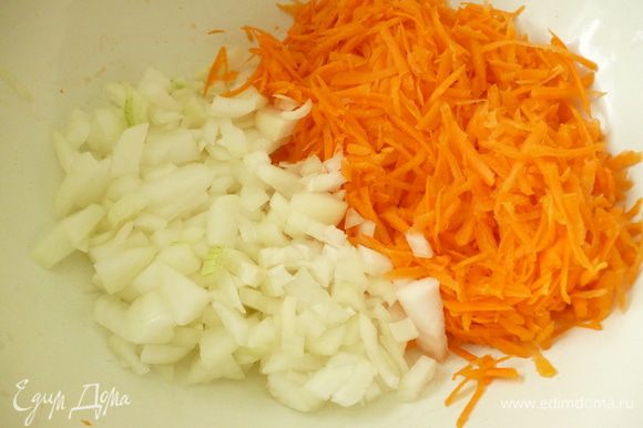 Репчатый лук нарезать мелким кубиком,морковь натереть на крупной терке