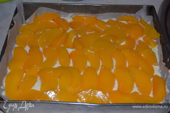 На тесто выкладываем творожную массу, сверху по ней нарезаные персики.