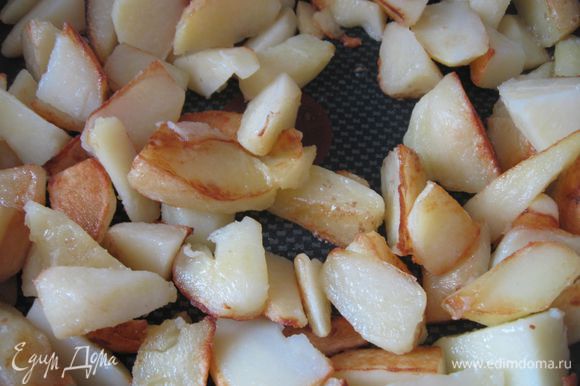 Картошку почистить, отварить в течение 10 минут, слить воду. Немного остудить. Порезать на дольки. Обжарить на масле на раскаленной сковороде до появления золотистой корочки. Посолить по вкусу.