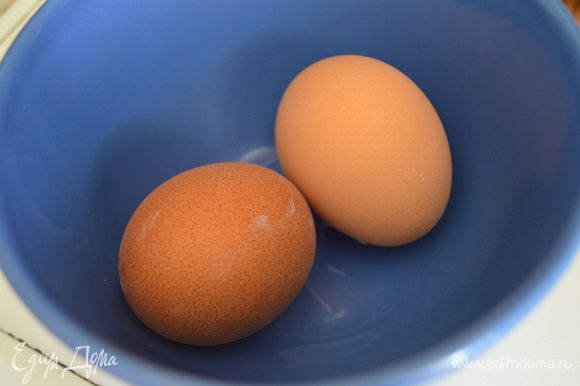 отварные яйца нарезать на кружочки (нужно ровно 8 кружков)