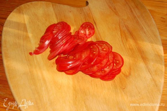 Нарезаем также очень тонко помидорки, тоже кольцами.