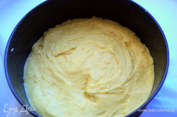 Муку, соль, разрыхлитель и лимонную цедру смешать и постепенно добавить в яичную массу. Форму Ф-20 см заселить бумагой для выпечки, смазать маслом и выложить тесто, равномерно распределить.
