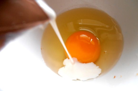 В сырое яйцо добавляем чуть сливок...
