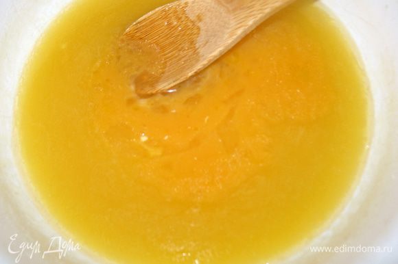 Яичную смесь влить в масляно-медовую массу и размешиваем.