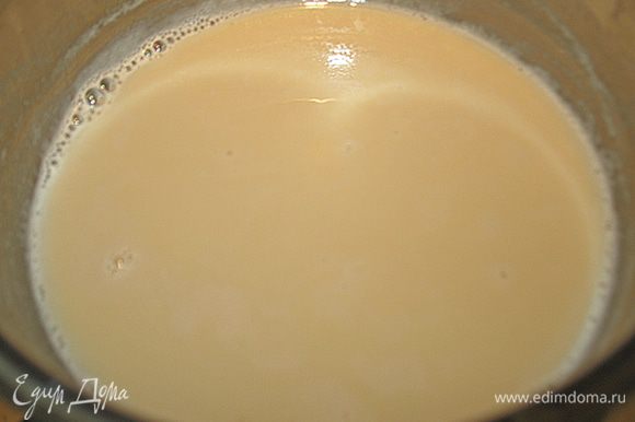 Добавляем теплое молоко в карамель, добавляем аккуратно молоко начнет сильно пенится. Хорошо помешивая, подогреваем массу до полного растворения комочков.