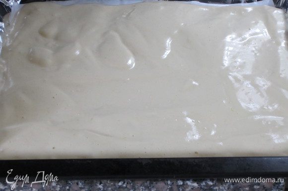 Выложить тесто на противень с пергаментом или фольгой и выпекать в разогретой до 180 °С духовке 15 минут.