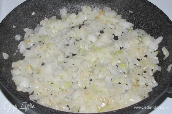 Разогреть в сковороде 1-2 ст. л. растительного масла и поджарить лук до мягкости.