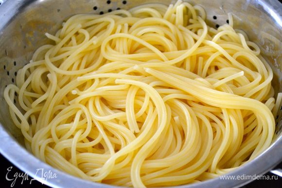 Поставить закипать воду для спагетти. Как только вода закипит, посолить и положить наши спагетти (желательно наиболее тонкие). Отварить согласно указаниям на упаковке. Сохранить полстакана жидкости, где варилась паста, остальную воду слить, спагетти вернуть в кастрюлю и слегка сбрызнуть оливковым маслом, чтобы они не слиплись.