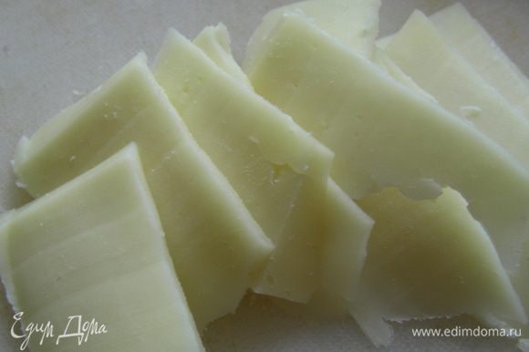 Сыр режем тонко, удобно это делать овощечисткой.