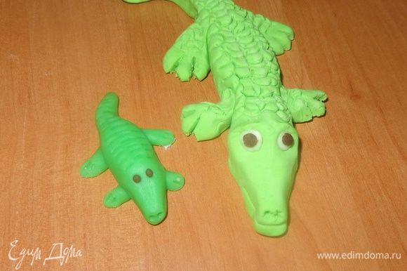 Для контраста посмотрите на крокодильчиков: большой сделан из маршмеллоу, а маленький - из молочной мастики.