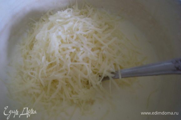 Сварить сливочно-сырный соус. Прогреть муку на растопленном сливочном масле. Добавить молоко и сливки, довести до кипения. Если остались комочки, протереть через сито и снова прогреть. Добавить натертый сыр, перемешать, чтобы он расплавился.