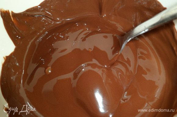 шоколад поэтапно топим в микроволновой печи или наводяной бане