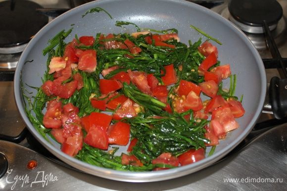 Порезанные помидоры добавить к джусаю, перемешать. Как только помидоры дадут сок, добавить оба вида фасоли, хорошо перемешать.