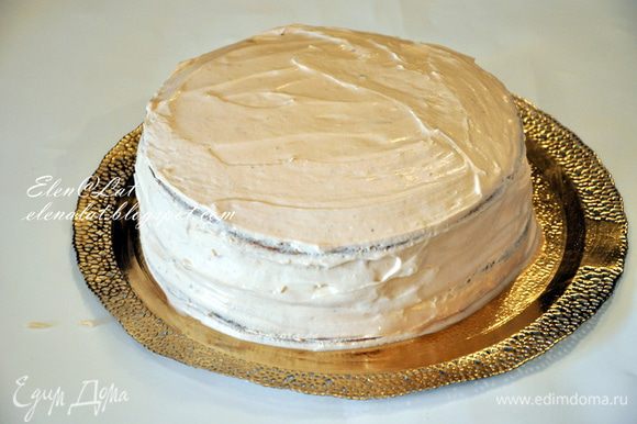 Теперь снять разъемное кольцо и переложить торт на блюдо. Нанести по всей поверхности торта оставшийся крем, разровнять.