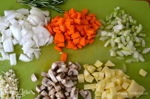 Включить разогреваться духовку на 180 С. Помыть и очистить овощи. Лук, морковь, картофель, сельдерей нарезать небольшими кубиками одинакового размера . Мелко порубить чеснок. Грибочки нарезать одинакового размера со всеми остальными овощами кубиком.