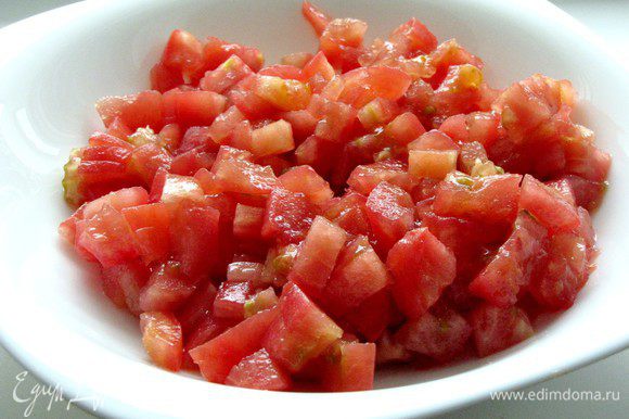 Для начала подготовим овощи. На помидорах сделать крестообразные надрезы и залить их кипятком на 1 мин. Слить воду и очистить помидоры от кожуры. нарезать помидоры кубиками.