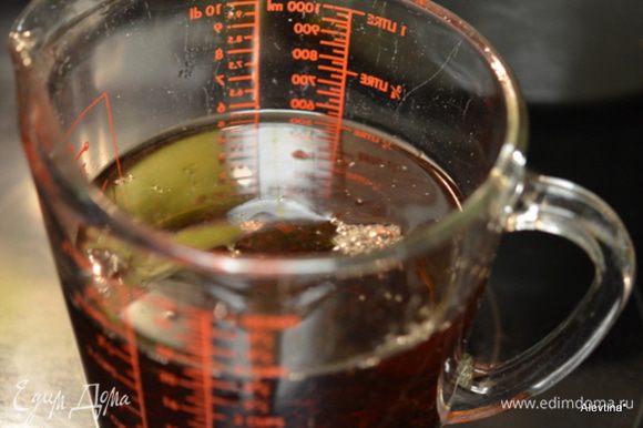 Приготовить чай, заварить пакетики с мятой, залив 3-5 стакана кипятка. Дать постоять 5 мин. Добавить сахар и дать ему разойтись. Как остынет приготовить все для коктейля.
