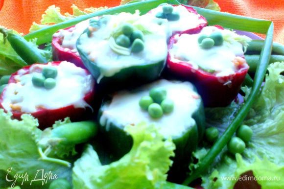 Подаём на салатных листьях горячий вкусный перекус или даже ужин)))