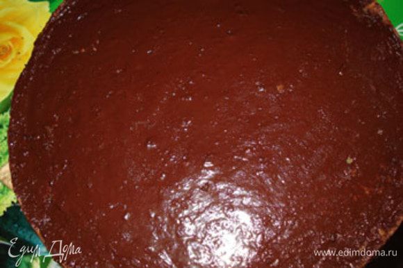 Верх пирога залейте растопленным шоколадом со сливочным маслом. Дайте немного постоять, и все — можно приглашать домашних к столу.