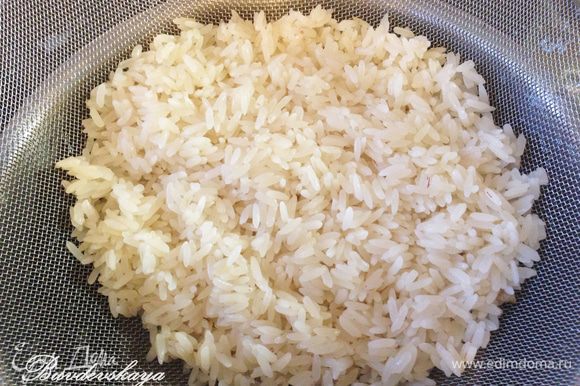 Рис отварить до полуготовности: минуты 3 после закипания. Промыть холодной водой.
