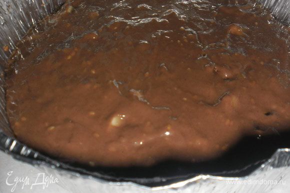 Добавить муку, разрыхлитель, какао и перемешать. Полученное тесто положить в фому для выпекания.
