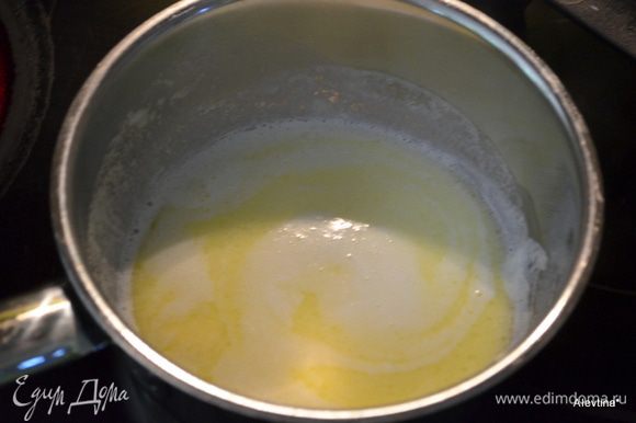 Разогреть духовку до 190 гр. Застелить пергаментом для выпечки противень. В кастрюле нагреть молоко со сливочным маслом почти до кипения.