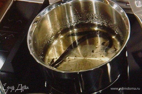 Мёд растопить в кастрюле, добавить ваниль, сок и цедру апельсина, палочку корицы и порошок гвоздики.