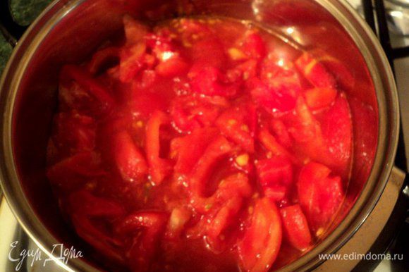 Помидоры надрезать крестообразно сверху, Залить на минутку кипятком, затем кипяток слить и очистить помидоры от кожицы. Порезать помидоры кубиками, добавить сахар, итальянские травки, соль и перец по вкусу довести до кипения и варить на небольшом огне 10-15 минут.