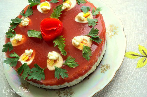 Украсить закусочный торт листиками петрушки и базилика, розочкой из помидора.