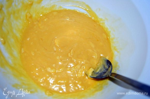 В растопленный маргарин добавить яйца,перемешать.