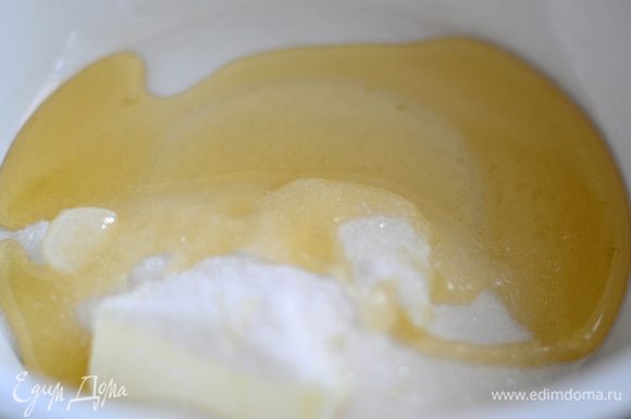 Ставим на водяную баню емкость,желательно глубокую,в нее кладем мед,сахар и сливочное масло,ждем,пока масло растает и сахар начнет немного растворятся,мешаем венчиком.