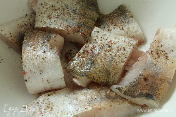Рыбу нарезать порционными кусками, добавить соль, молотый перец, лимонный сок, перемешать и отставить на 5 минут