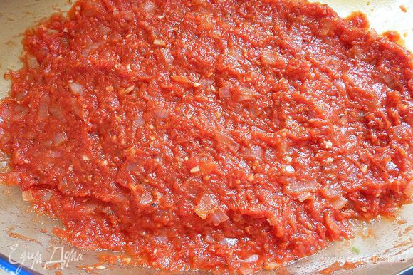 Налейте томатный соуса в форму .